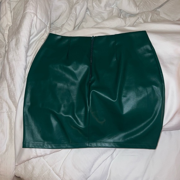 Windsor Skirt Size medium.. perfect for the holiday season - Picture 8 of 11